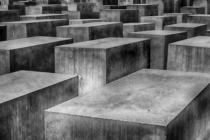 holocaust-1621728_1280